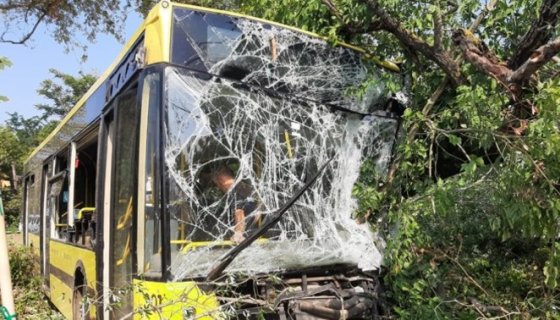 Bursa'da Belediye otobüsü kamyona çarptı