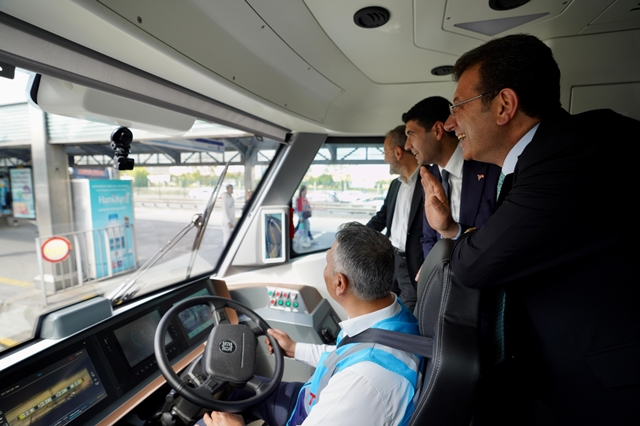 YÜZDE 100 ELEKTRİKLİ, 420 KİŞİLİK ÇEVRECİ METROBÜSÜN TEST SÜRÜŞÜNE TANIKLIK ETTİ