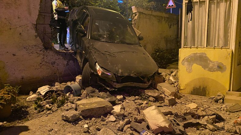 Otomobil Evin Bahçesine Uçtu Sürücü Kaçtı